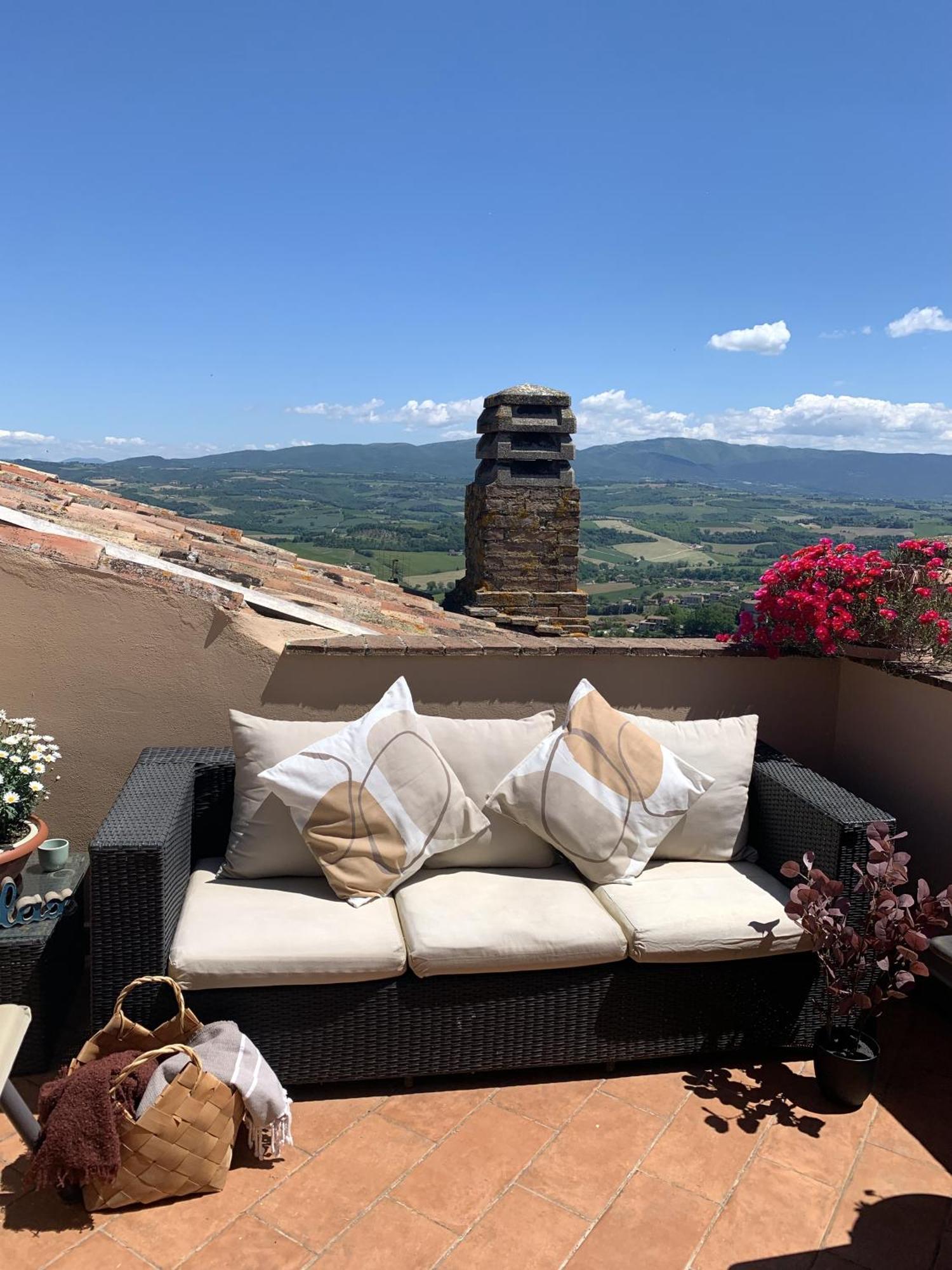 La Terrazza Sul Verde, Vista Mozzafiato In Pieno Centro Lägenhet Todi Exteriör bild